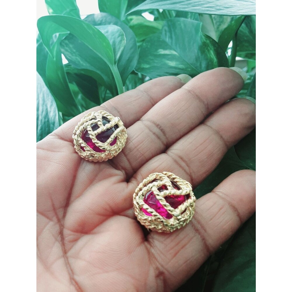 PAOLO GUCCI Y/G Plated Twisted Caged Fuchsia Cabochon Glass Clip-On Earrings Vtg